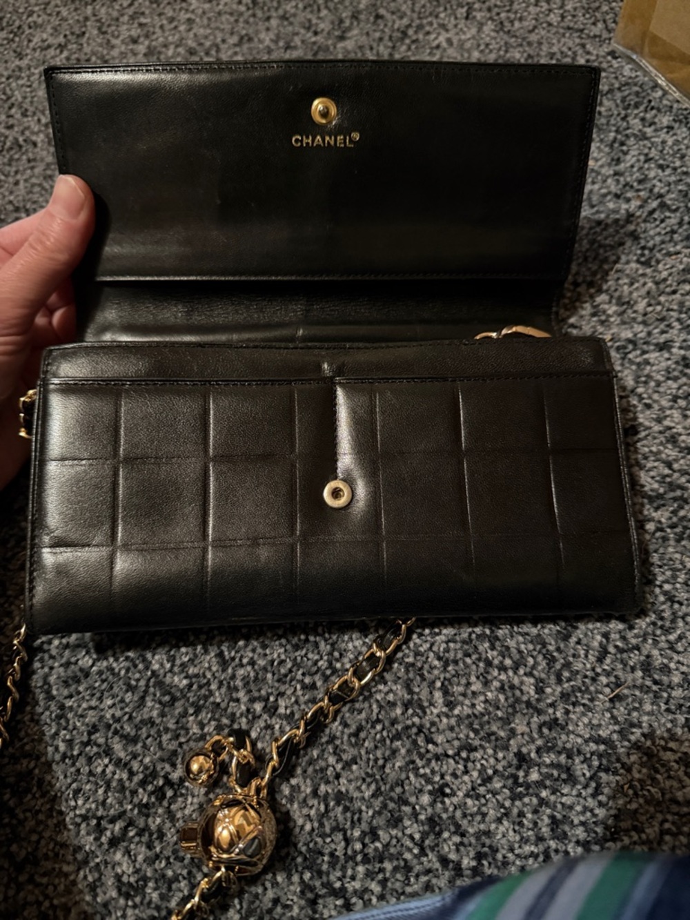 CHANEL Black and Gold Quilted Wallet - Picture 16 of 16